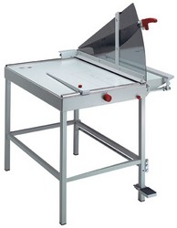 The ideal trimmer for graphic-studios, workshops, decorators, schools etc. High quality wide angle blade for paper and heavier materials The ideal trimmer for graphic-studios, workshops, decorators, schools etc. High quality wide angle blade for paper and heavier materials
