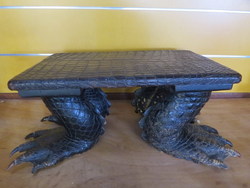 Alligator table