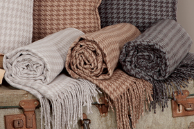 HOUNDSTOOTH Throw Rug